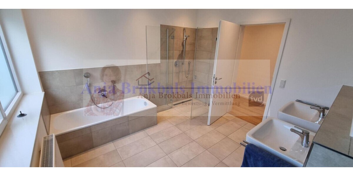 Badewanne und Dusche